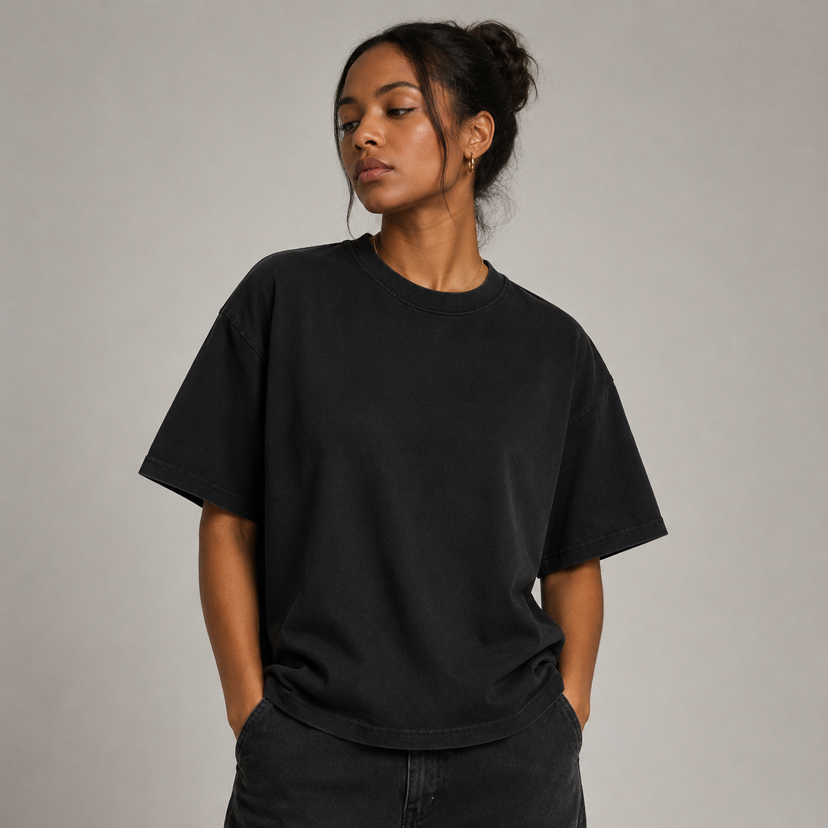 Relic Boxy Tee black on female model